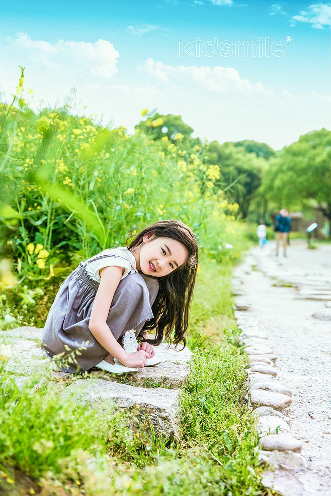 #小鬼当佳# #儿童摄影# #外景样片# #油菜花# #摄影# # 外景# #春天#