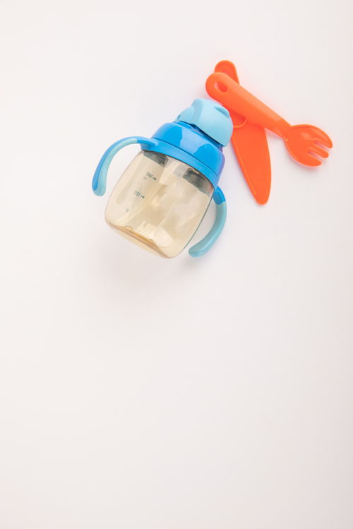 蓝色儿童奶瓶母婴用品摄影图 st摄影