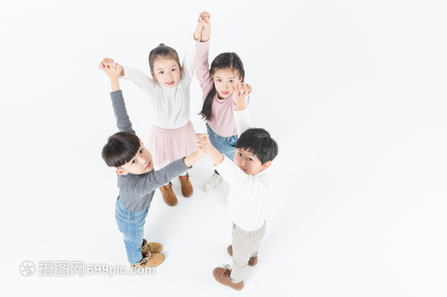 儿童们快乐手牵手举高